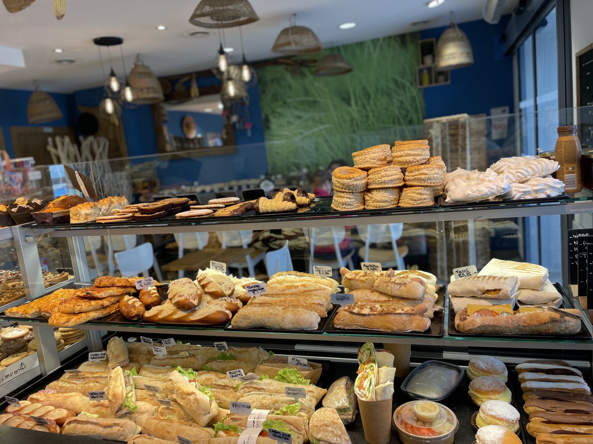 Venez manger pour votre pause de midi 😋 : notre rayon traiteur vous attends Obernai